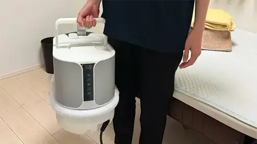 一人で持ち運べる5.5kgの軽量設計が伝わるように女性が片手でスイトルボディを持った状態の写真