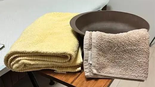 清拭の準備は手間がかかりますが、スイトルボディで体を洗う場合には簡単で洗面器とタオルが2枚だけの手軽さを説明した写真