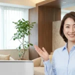 アンジェルマン症候群のある子どもの入浴（多動・感覚過敏対応）とスイトルボディの活用をクリニックのデモスペースで紹介する女性アドバイザーの横長写真