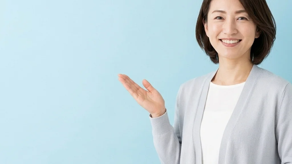 先天性心疾患のある子どもの安全な入浴方法(心臓への負担軽減)を解説するグレーのカーディガンを着た女性アドバイザーの横長写真