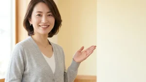 ドラベ症候群のある子どもの入浴発作対応について紹介するライトグレーのカーディガンを着た女性アドバイザーの横長写真
