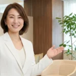 お父さんのための障害児入浴介助ガイドについて紹介する白ジャケットとオフホワイトのインナー姿の女性アドバイザーの横長写真