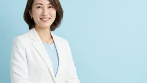 低酸素性虚血性脳症（HIE）のある子どもの痙攣・筋緊張・体温調節と入浴について説明する白ジャケット姿の女性アドバイザーの横長写真