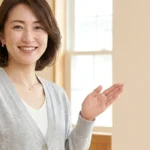 ミトコンドリア病のある子どもの入浴について紹介するライトグレーのカーディガンを着た女性アドバイザーの横長写真