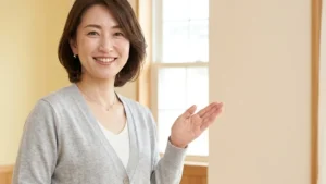 ミトコンドリア病のある子どもの入浴について紹介するライトグレーのカーディガンを着た女性アドバイザーの横長写真