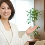 複数サービスの組み合わせ方について紹介する白ジャケットとオフホワイトのインナー姿の女性アドバイザーの横長写真