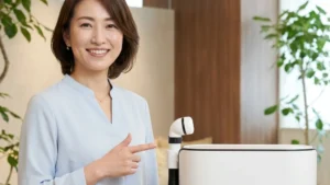 気管切開や胃ろう等の複数の医療的ケアがある子の入浴とスイトルボディの活用方法を解説する女性アドバイザーの横長写真