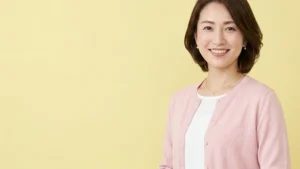 二分脊椎の入浴介助と排泄ケア（皮膚観察、導尿、褥瘡予防）を優しく解説するピンクのカーディガンを着た女性アドバイザーの横長写真