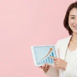 結節性硬化症のある子どもの入浴（てんかん・皮膚病変・腎臓への配慮）を案内する白ブラウス姿でタブレットを持つ女性アドバイザーの横長写真