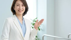 尿道カテーテルがある子どもの入浴ガイドを解説する白ジャケットとライトブルーインナー姿の女性アドバイザーの横長写真