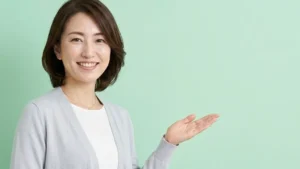 点頭てんかん（ウエスト症候群）の入浴ガイド（スパズム発作・発達退行への対応）を解説するグレーのカーディガンを着た女性アドバイザーの横長写真