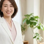 ウィリアムズ症候群の入浴ガイドについて紹介する両手を前で重ねて優しく微笑む女性アドバイザーの横長写真